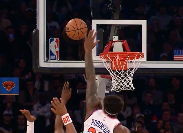 候个正着！哈登突破左手上篮被米切尔·罗宾逊钉板大帽
